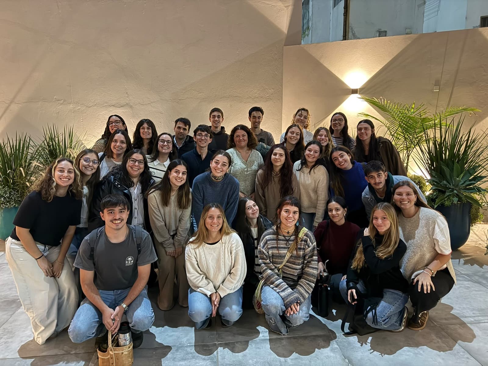 Foto grupal de acompañantes de Pacto: unas treinta personas posando juntas