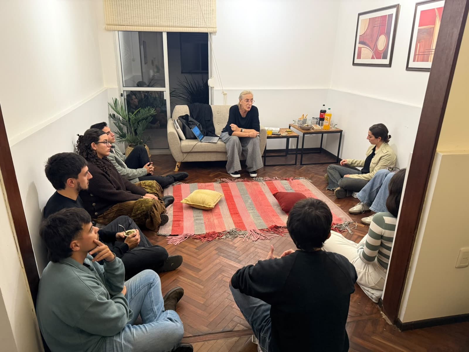 Acompañantes sentados en ronda escuchando una charla
