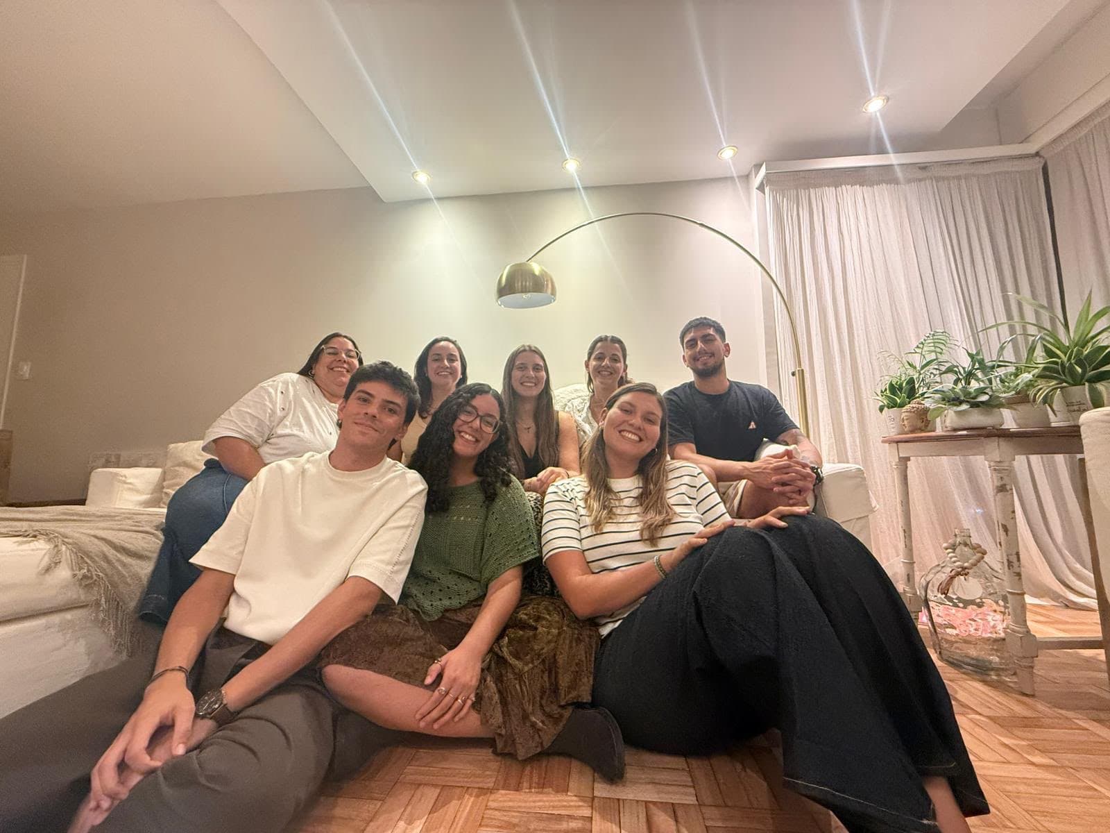 El equipo de coordinación de Pacto reunido en un living, sonriendo a la cámara