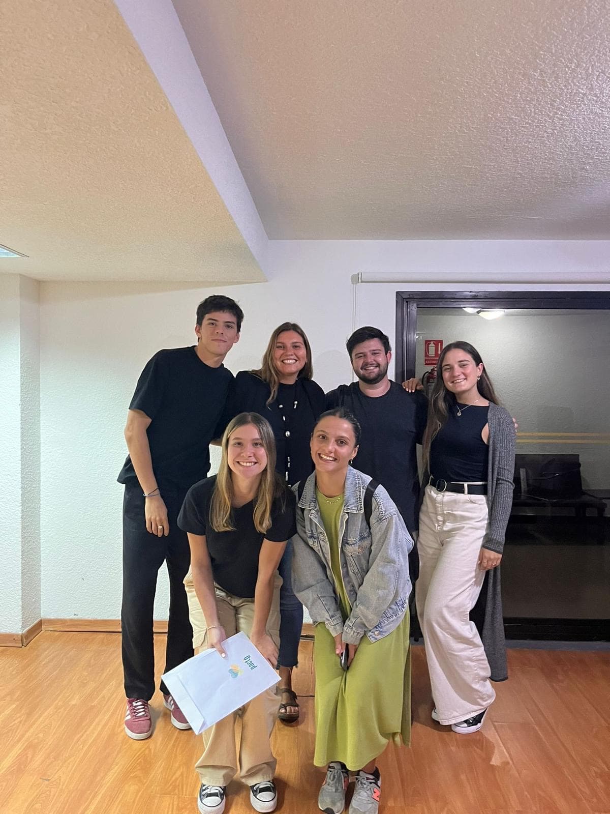 Seis integrantes del equipo de Pacto posando juntos en una sala